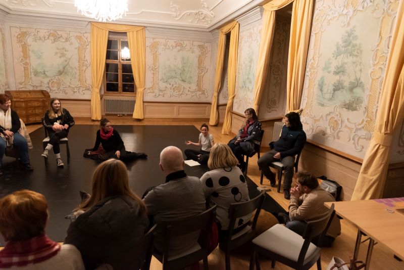 Umělci na prezentaci diskutují s hosty-diváky (foto archiv SE.S.TA)