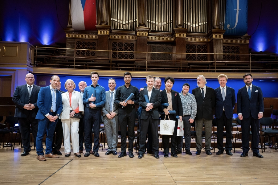 Vítězové a porota Mezinárodní hudební soutěže Pražské jaro 2024 v oboru lesní roh (zdroj Pražské jaro, foto Ivan Malý)