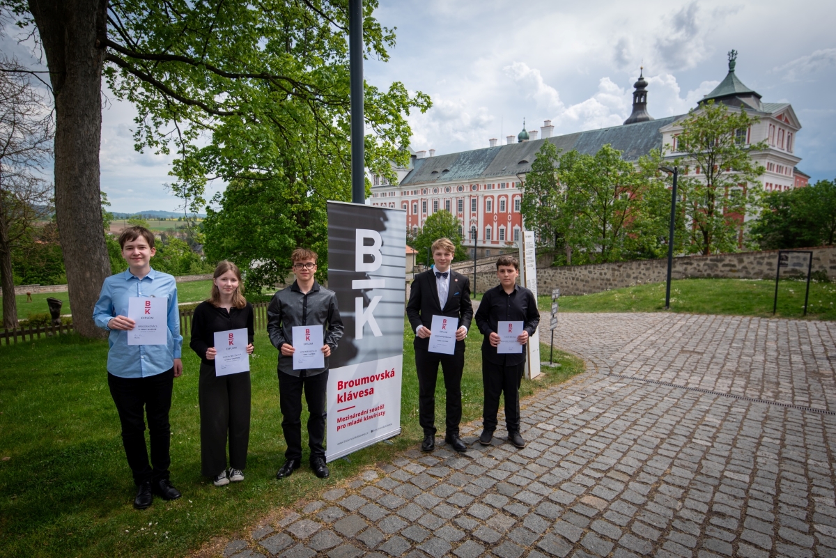 Broumovská klávesa 2024: Vítězové 3. kategorie – Gregor Kovács, Tereza Neužilová, Vladimír Kuželka, Arnošt Matěj Nimrichtr, Tomáš Březina (zdroj Broumovská klávesa, foto Michal Sedláček)