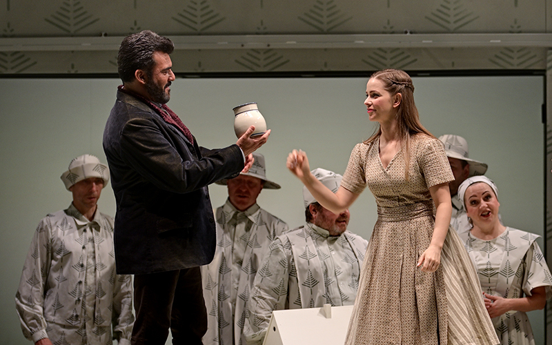 Bedřich Smetana: Hubička, Národní divadlo moravskoslezské – Luciano Mastro (Lukáš, mladý vdovec), Marta Chila Reichelová (Barče, služka u Palouckých) (foto Martin Popelář)