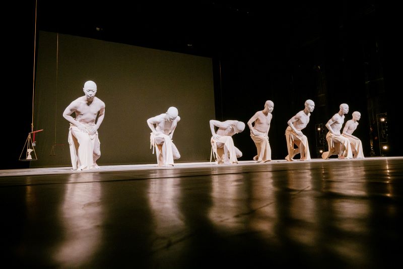 Sedm performerů inscenace Utsushi (foto Jan Hromádko)