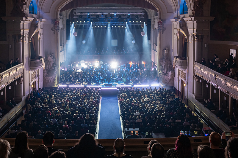 Composers Summit Prague 2024 – Zaplněný Obecní dům během zahajovacího koncertu Spectacular Music of Hollywood (foto Jan Urbánek)
