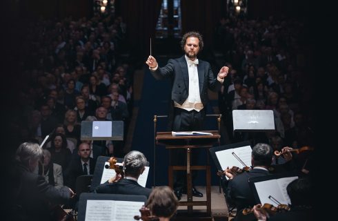 Symfonický orchestr hl. m. Prahy FOK: Mahler – Vzkříšení, 12. června 2024, Obecní dům, Smetanova síň – Tomáš Brauner a Symfonický orchestr hl. m. Prahy FOK (foto Petr Chodura)