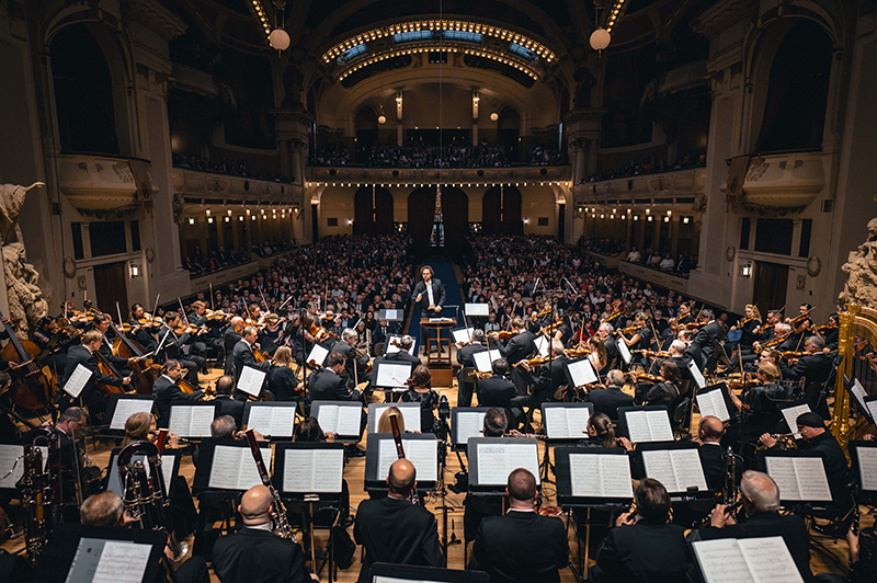 Symfonický orchestr hl. m. Prahy FOK: Mahler – Vzkříšení, 12. června 2024, Obecní dům, Smetanova síň – Tomáš Brauner a Symfonický orchestr hl. m. Prahy FOK (foto Petr Chodura)