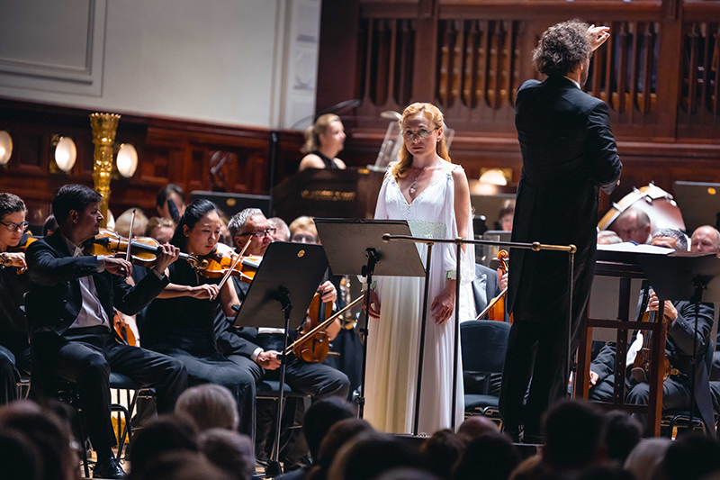 Symfonický orchestr hl. m. Prahy FOK: Mahler – Vzkříšení, 12. června 2024, Obecní dům, Smetanova síň – Olga Jelínková, Tomáš Brauner a Symfonický orchestr hl. m. Prahy FOK (foto Petr Chodura)