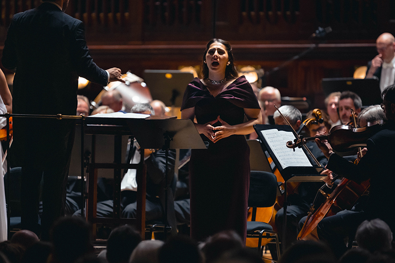 Symfonický orchestr hl. m. Prahy FOK: Mahler – Vzkříšení, 12. června 2024, Obecní dům, Smetanova síň – Tomáš Brauner, Bella Adamova a Symfonický orchestr hl. m. Prahy FOK (foto Petr Chodura)