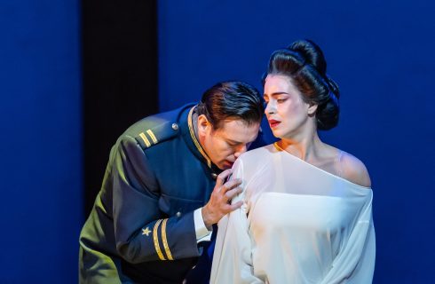 Giacomo Puccini: Madama Butterfly – Joshua Guerrero, Asmik Grigorian, Royal Opera House (zdroj Royal Opera House)
