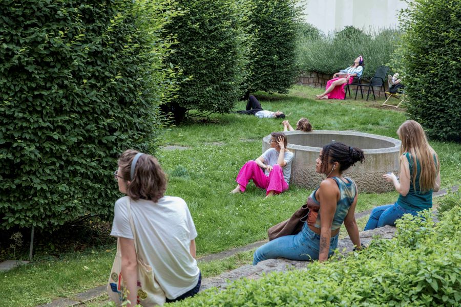 HAMUfest 2024 – návštěvníci v meditační zahradě (foto Irina Degtereva)