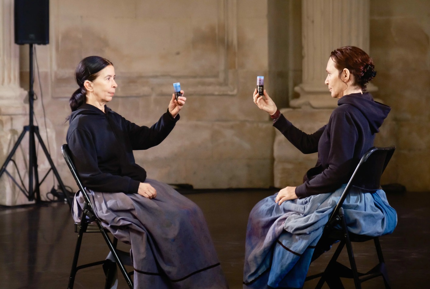 Tanečnice Laura Simi a Erika Zueneli v choreografii Saraband (foto Alban Van Wassenhove)