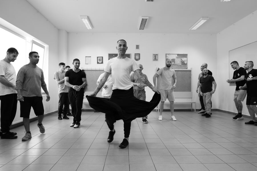 Práce choreografa Zdeňka Prokeše s příbramskými vězni (foto Alexandre Katsapov)