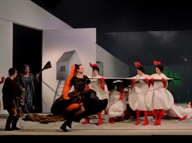 Operní panorama Heleny Havlíkové (470) – Roztančenou Bystroušku si v Ostravě podmanily Lada Bočková a Dominika Škrabalová