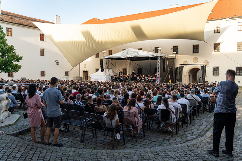 Smyčce PFO na Špilberku, 5. července 2024, Hlavní nádvoří hradu Špilberk – Jiří Korynta a Pražský filmový orchestr (foto Michal Okleštěk)