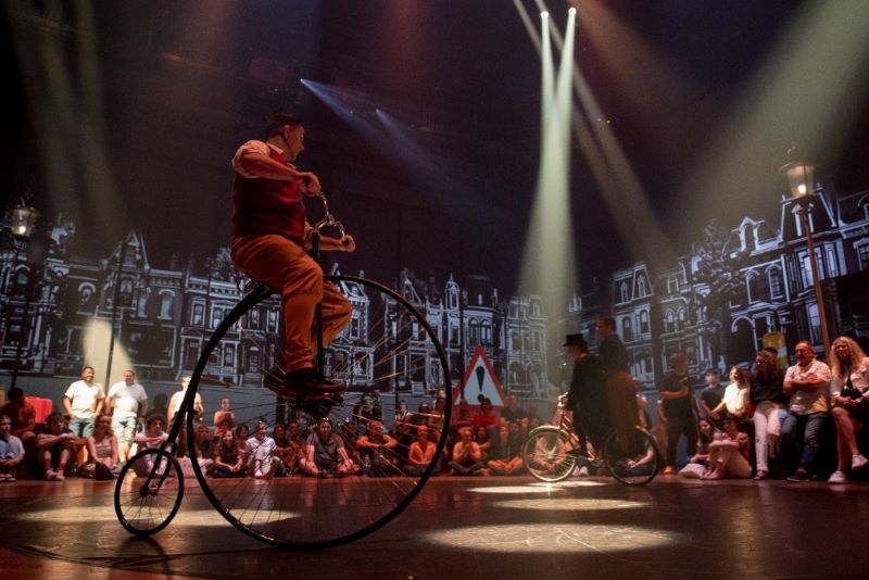 Cirque Éloize – Bon Voyage (foto Benoit Z. Leroux)