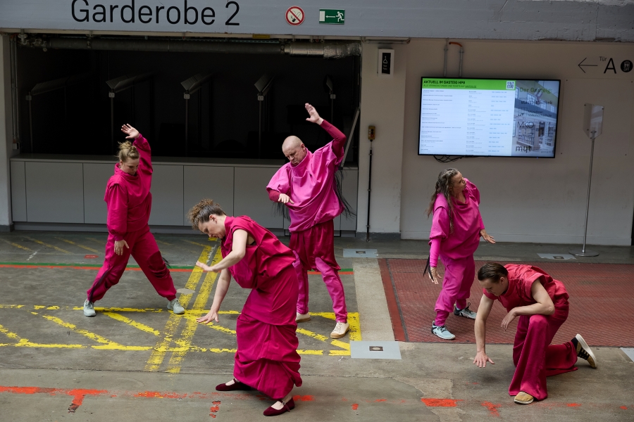 Yiran Zhao: Turn Turtle Turn – Anna-Maija Terävä, Fee Suzanne de Ruiter, Timo Fredriksson, Annika Tudeer, Harald Hieronymus Hein, Mnichovské bienále, 2024 (foto Judith Buss)