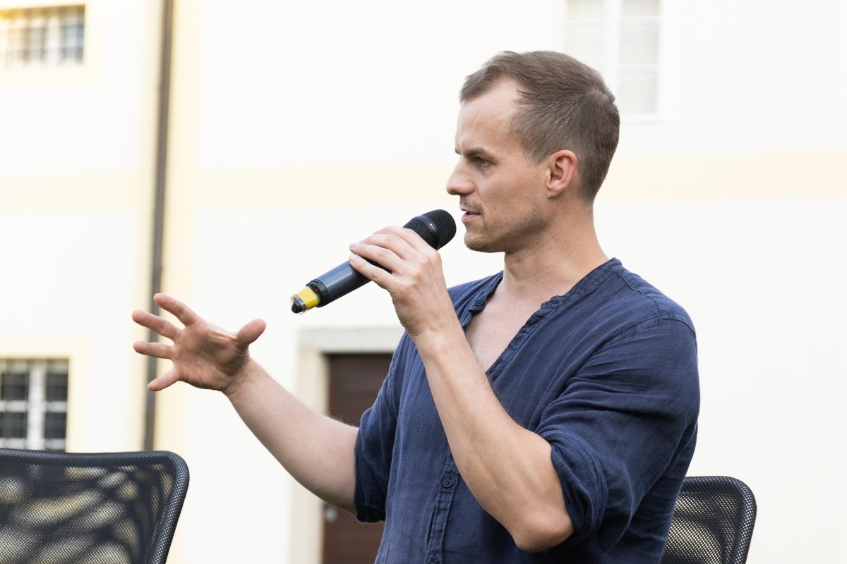 Roman Škadra na besedě na festivalu KoresponDance (foto Adéla Vosičková)