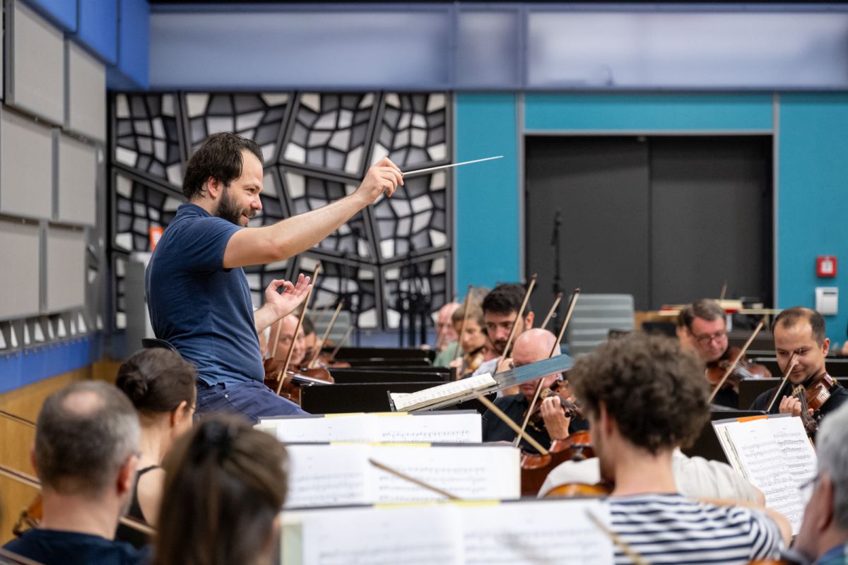 Petr Popelka, Symfonický orchestr Českého rozhlasu, zkouška orchestru 28. června, 2024 (foto Khalil Baalbaki)