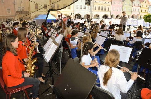 Společný orchestr Decapoda ze ZUŠ Ústí nad Orlicí a Dechový orchestr ZUŠ Přelouč v rámci projektu MenArt, Radek Baborák (zdroj Dechový orchestr ZUŠ Přelouč)