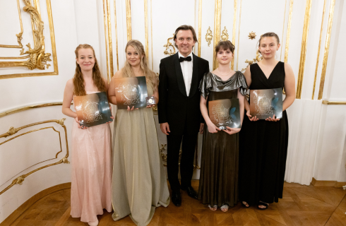 Academy Kroměříž Foto laureatů s Tomášem Netopilem najdete v příloze (zleva _Haniková, Ulasavets, Netopil, Rautner, Švábová, foto Pavel Petruška)