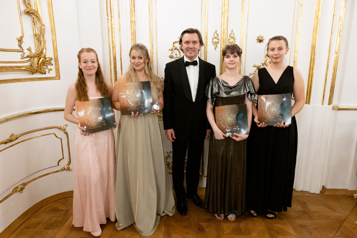 Academy Kroměříž Foto laureatů s Tomášem Netopilem najdete v příloze (zleva _Haniková, Ulasavets, Netopil, Rautner, Švábová, foto Pavel Petruška)