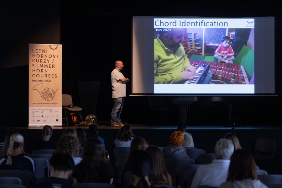 Ricardo Matosinhos na workshopu Letních hornových kurzů (foto Libor Dadák)