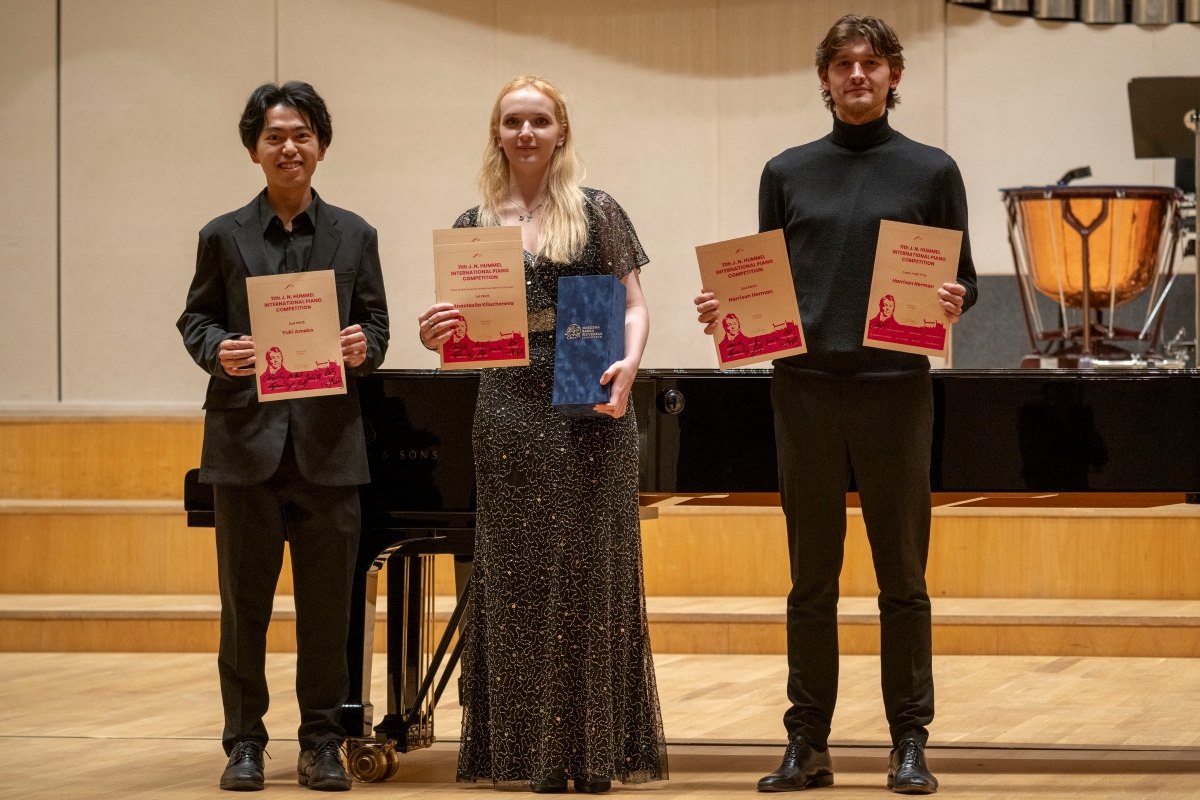 Yuki Amako, Anastasiia Kliuchereva, Harrison Herman (zdroj Mezinárodní klavírní soutěž Johanna Nepomuka Hummela)