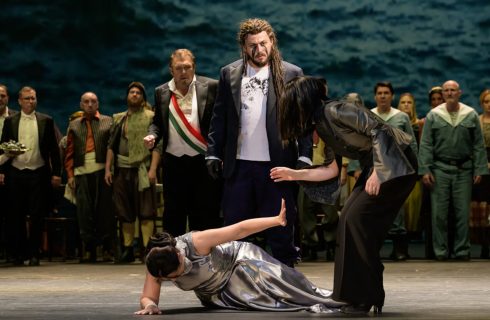 Giuseppe Verdi: Otello, Státní opera – Olga Busuioc (Desdemona), Oleg Korotkov (Lodovico), Denys Pivnickij (Otello), Kateřina Jalovcová (Emilia), Sbor Státní opery (foto Serghei Gherciu)