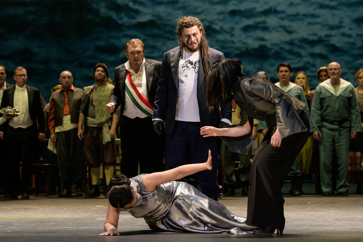 Giuseppe Verdi: Otello, Státní opera – Olga Busuioc (Desdemona), Oleg Korotkov (Lodovico), Denys Pivnickij (Otello), Kateřina Jalovcová (Emilia), Sbor Státní opery (foto Serghei Gherciu)