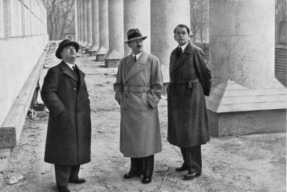 Leonhard Gall, Adolf Hitler a Albert Speer navštěvují staveniště Domu německého umění v Mnichově, duben 1936 (zdroj Hitler Archive)