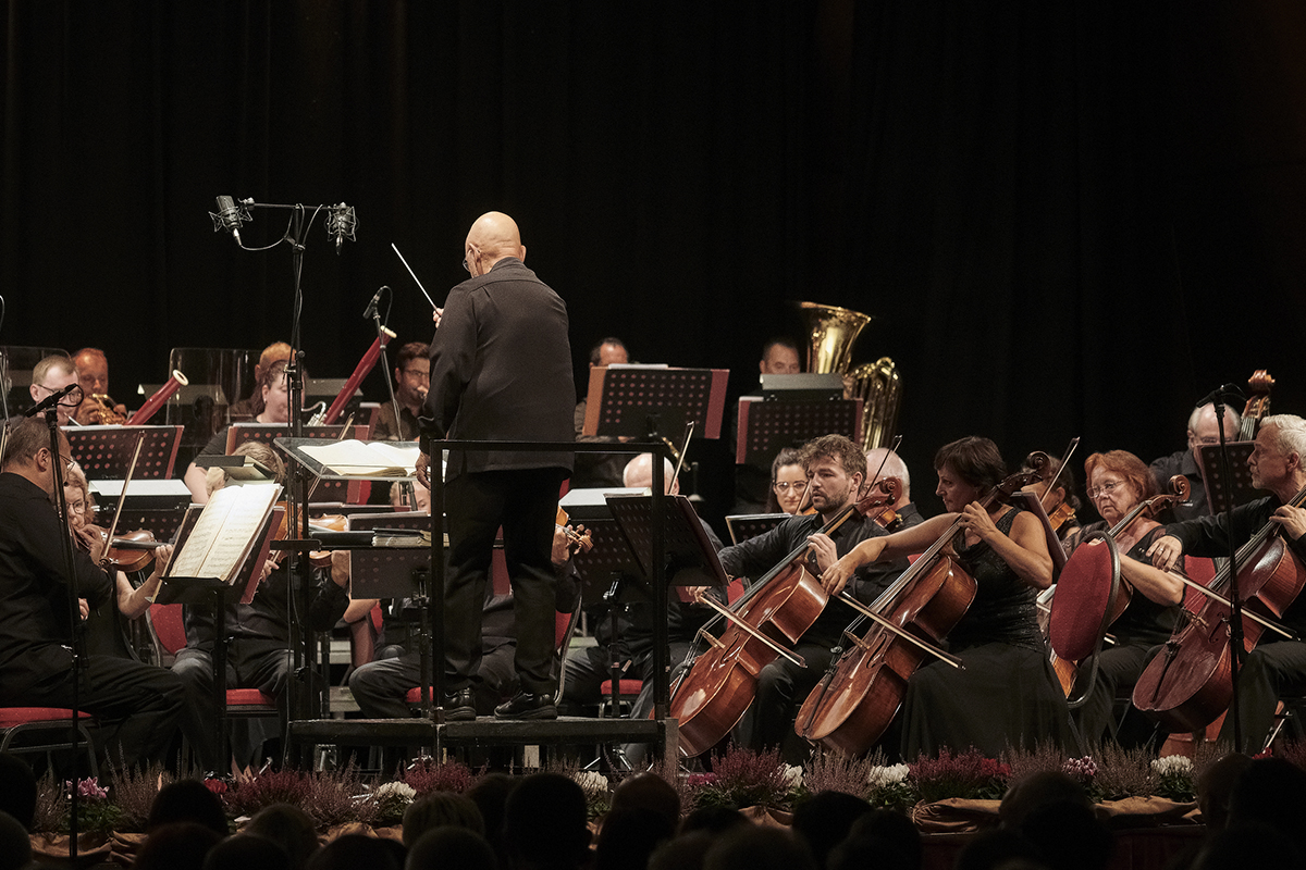 Lípa Musica: Zahajovací koncert, 6. září 2024, Česká Lípa, Kulturní dům Crystal – Filharmonie Brno a Dennis Russell Davies (foto Martin Špelda)