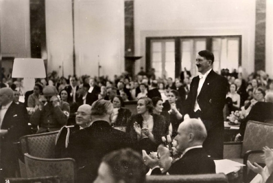 Hitler pořádá charitativní koncert ve svém domě, Berchtesgaden, Německo, březen 1939 (zdroj Yad Vashem) 