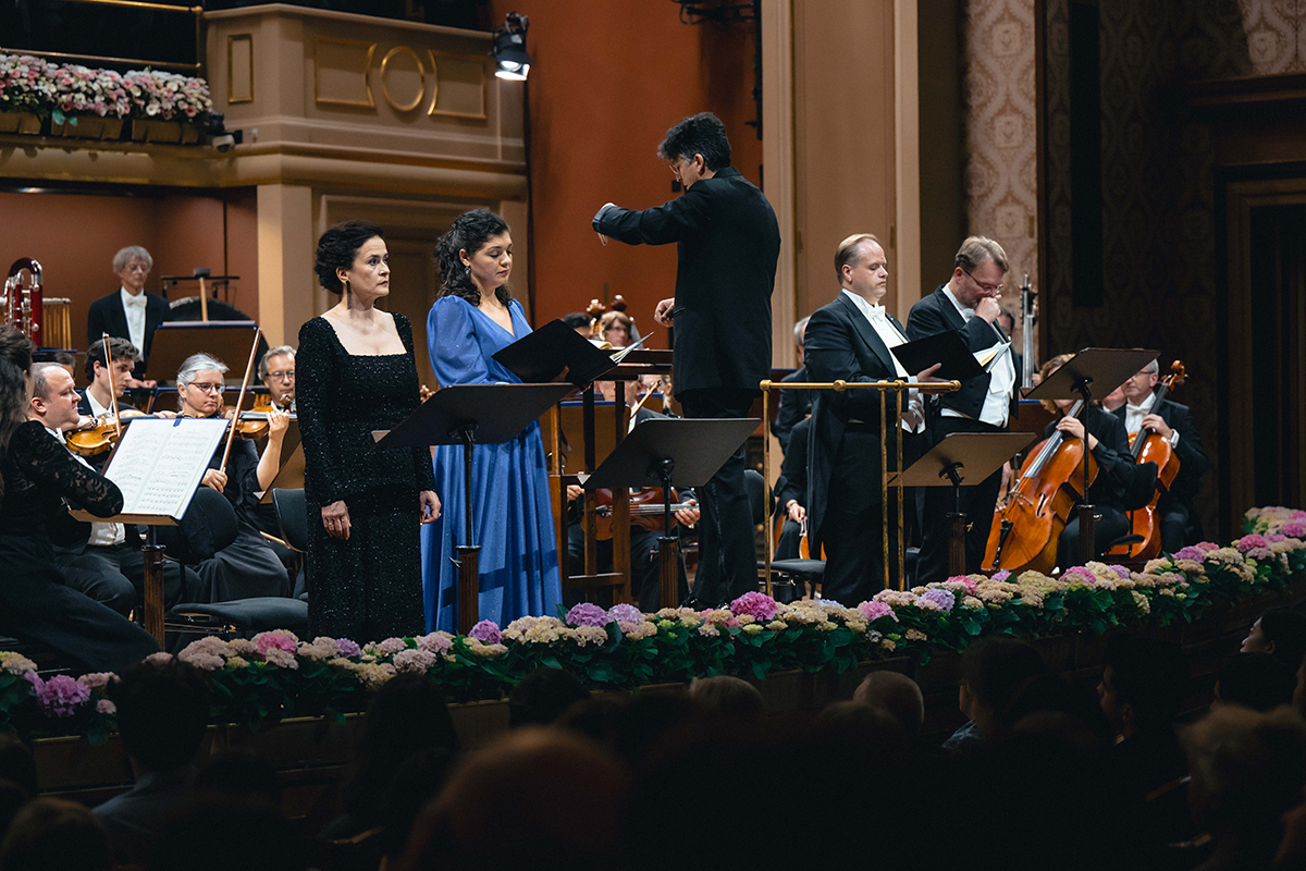 Pražský filharmonický sbor: Zahajovací koncert, 28. září 2024, Praha, Rudolfinum – Simona Šaturová, Anna Lapkovskaja, Michael Sanderling, Benjamin Bruns, Tomasz Konieczny a Dresdner Philharmonie (foto Petr Chodura)