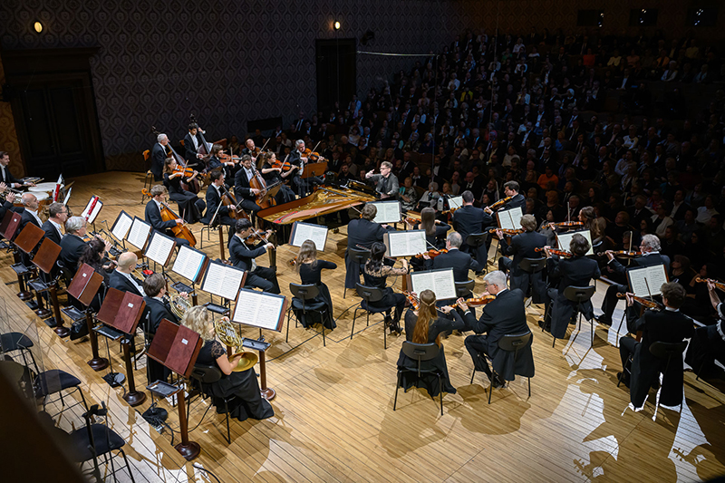 Česká filharmonie • Kristian Bezuidenhout, 23. října 2024, Rudolfinum, Dvořákova síň – Kristian Bezuidenhout a Česká filharmonie (foto Petra Hajská)