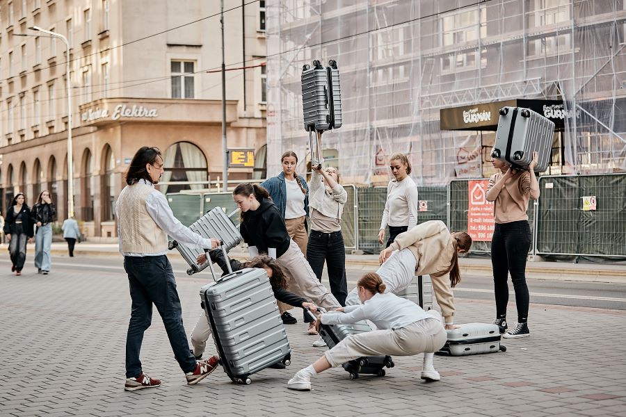 Soubor tYhle a jejich Suitcaseboarding (foto Kamil Hauptmann, MOVE Fest 2024)