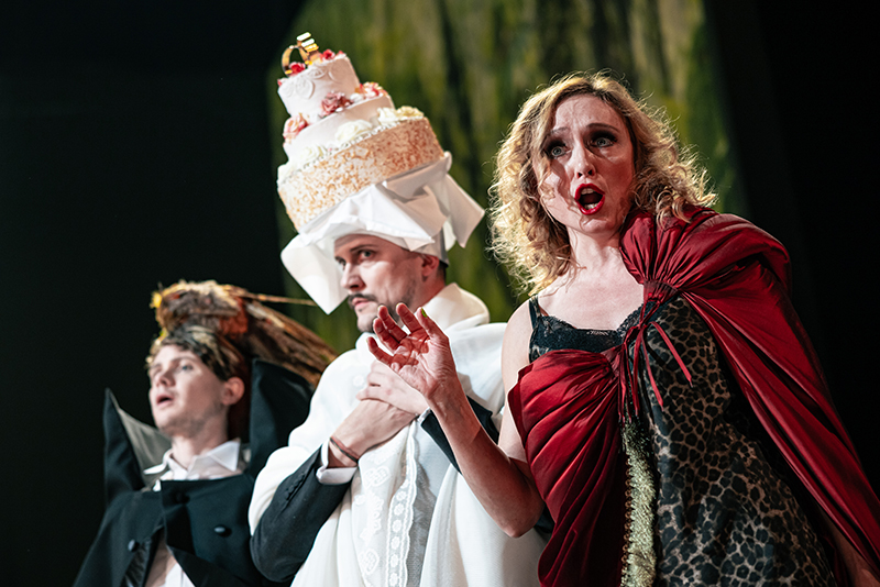 Jean-Philippe Rameau: Platée, Státní opera Praha – Ruairi Bowen (Thespis / Merkur), Lukáš Zeman (Momus), Olga Jelínková (Thalie / Šílenství) (foto Pavel Hejný)