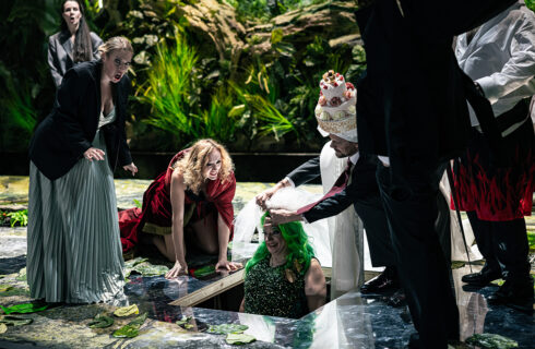 Jean-Philippe Rameau: Platée, Státní opera Praha – Pavla Radostová (Amor / Clarine), Olga Jelínková (Thalie / Šílenství), Marcel Beekman (Platée), Lukáš Zeman (Momus) (foto Pavel Hejný)