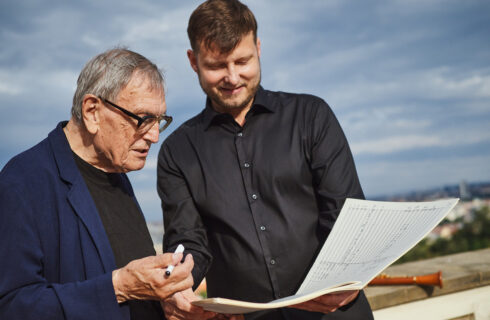 Jiří Teml a Irvin Venyš nad partiturou Koncertu pro klarinet a orchestr (foto Michael Romanovský)