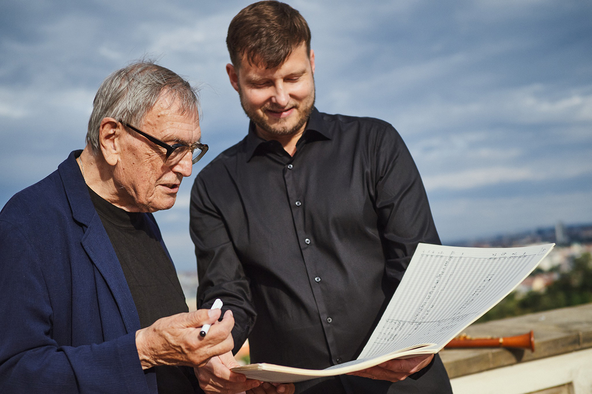 Jiří Teml a Irvin Venyš nad partiturou Koncertu pro klarinet a orchestr (foto Michael Romanovský)