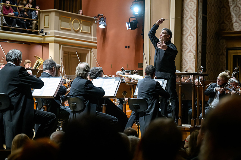 Česká filharmonie • Alan Gilbert, 18. prosince 2024, Rudolfinum, Dvořákova síň (foto Petra Hajská)