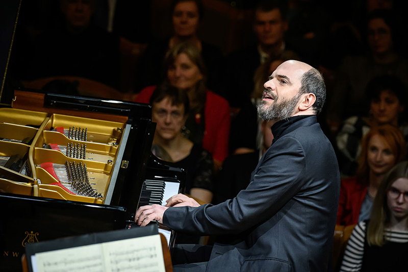 Česká filharmonie • Alan Gilbert, 18. prosince 2024, Rudolfinum, Dvořákova síň – Kirill Gerstein (foto Petra Hajská)