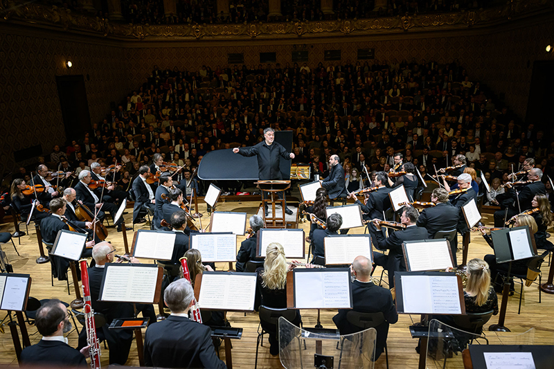 Česká filharmonie • Alan Gilbert, 18. prosince 2024, Rudolfinum, Dvořákova síň – Kirill Gerstein (foto Petra Hajská)