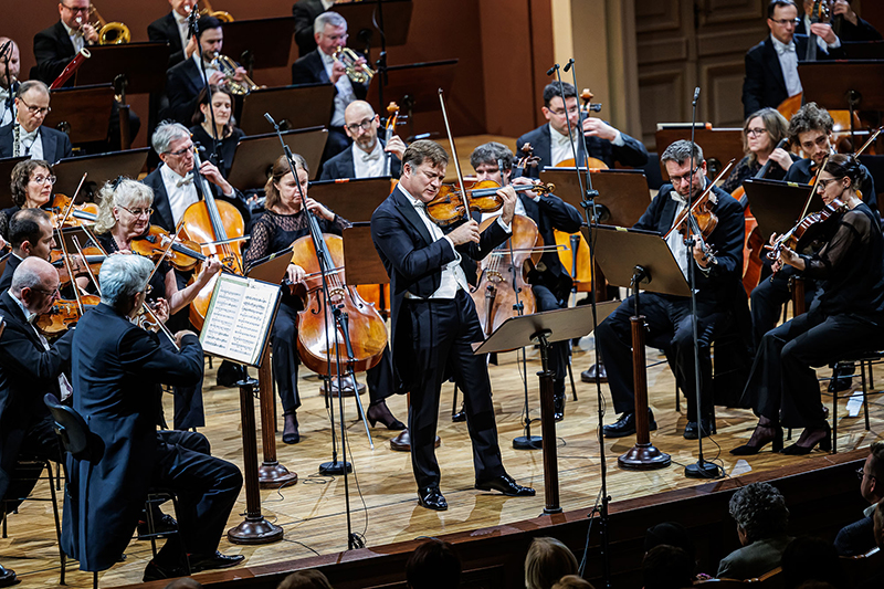 Symfonický orchestr Českého rozhlasu: Renaud Capuçon hraje a diriguje, 9. prosince 2024, Rudolfinum, Dvořákova síň (foto Michal Fanta)