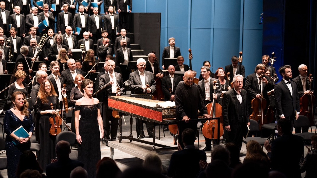 Jana Sibera, Václava Krejčí Housková, Dennis Russell Davies, Christoph Prégardien, Lukáš Bařák, Filharmonie Brno, Slovenský filharmonický sbor, 12. prosince 2024, Brno (zdroj Filharmonie Brno, foto Jan Prokopius)