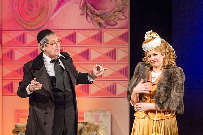 R.Piskáček: Perly panny Serafínky - Josef Bartoň (Kokeles), Barbara Sabella (Serafínka) - MD Olomouc 2016 (foto MDO) 