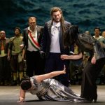 Giuseppe Verdi: Otello, Státní opera – Olga Busuioc (Desdemona), Oleg Korotkov (Lodovico), Denys Pivnickij (Otello), Kateřina Jalovcová (Emilia), Sbor Státní opery (foto Serghei Gherciu)