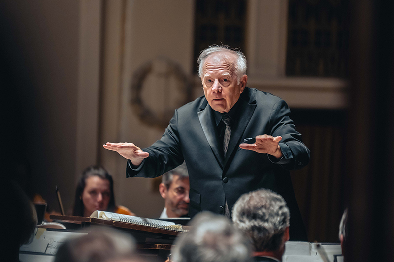 Symfonický orchestr hl. m. Prahy FOK: Američan v Paříži, 24. dubna 2024, Obecní dům – Leonard Slatkin (foto Petr Chodura)