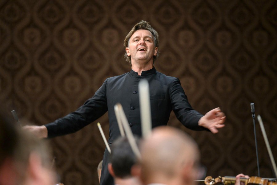 Tomáš Netopil, koncert České filharmonie 10. září 2021, Mezinárodní hudební festival Dvořákova Praha (foto Petra Hajská, zdroj MHF Dvořákova Praha)