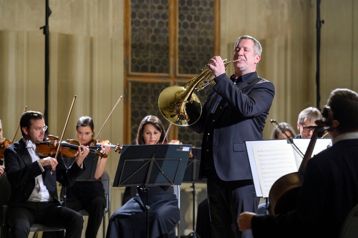 Stefan Dohr, Janáček. Mozart. Suk – koncert PKF z cyklu „Setkání s příběhy umění“, 18. října 2021, Lobkowiczký palác (zdroj Pražská komorní filharmonie, foto Petra Hajská)