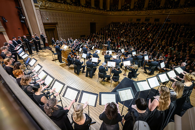 Česká filharmonie • Nicholas Kraemer, 22. ledna 2025, Rudolfinum, Dvořákova síň – Collegium Vocale 1704, Česká filharmonie a Nicholas Kraemer (foto Petra Hajská)