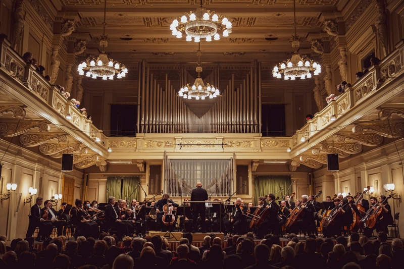 „Světová premiéra!“, 25. listopadu 2021 – Dennis Russell Davies, Filharmonie Brno (foto Jiří Jelínek)