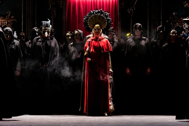 Franz Schreker: Vzdálený zvuk (Der ferne Kland); premiéra, 20. března 2022, Státní opera – Světlana Aksenova (Grete), Sbor SO (foto Zdeněk Sokol)